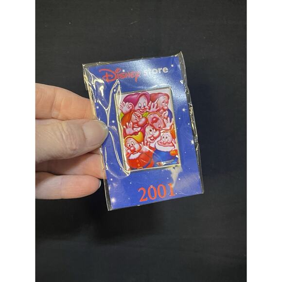 2001 Disney Store SNOW WHITE Commemorative Pin - The 7 Seven DWARFS Sealed - Picture 2 of 5